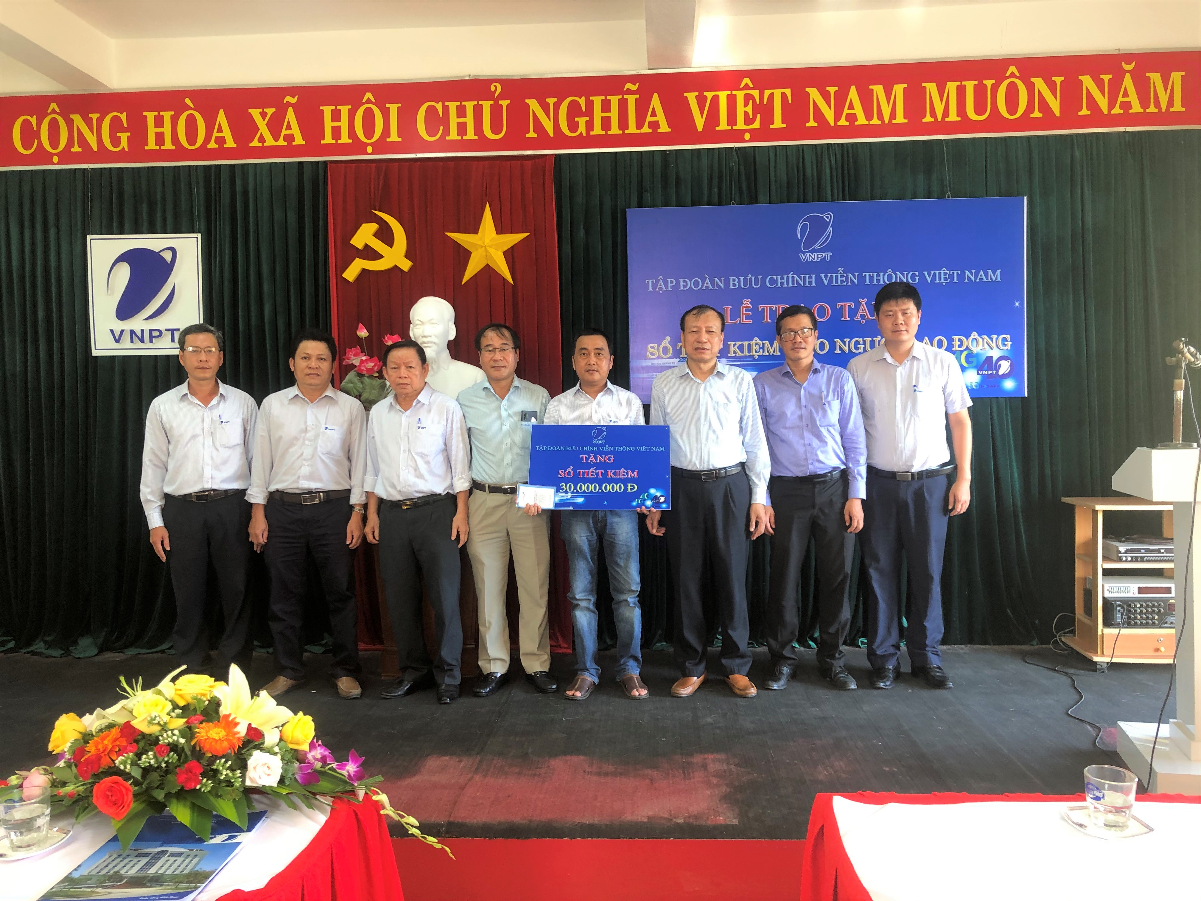 Công đoàn VNPT tặng sổ tiết kiệm cho người lao động VNPT Quảng Ngãi Công đoàn VNPT tặng sổ tiết kiệm cho người lao động VNPT Quảng Ngãi